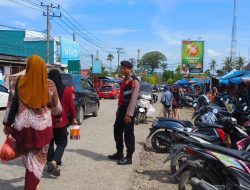 Antisipasi Kemacetan di Pasar Palattae, Kanit Samapta Polsek Kahu Lakukan Pengaturan