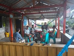 Kompak Jaga Kamtibmas, Polisi dan Warga Perkuat Kebersamaan di Pos Satkamling