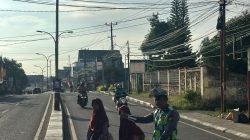 Polantas Bone Rutin Atur Lalu Lintas dan Bantu Anak Sekolah, Edukasi Warga Tertib di Jalan