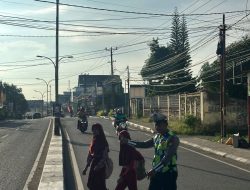 Polantas Bone Rutin Atur Lalu Lintas dan Bantu Anak Sekolah, Edukasi Warga Tertib di Jalan