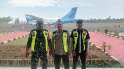 Polsek Awangpone Pantau Pesawat ATR Fly Jaya Menuju Bandara Balikpapan  