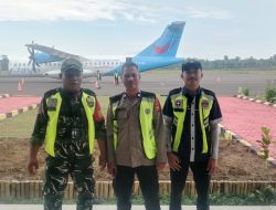 Polsek Awangpone Pantau Pesawat ATR Fly Jaya Menuju Bandara Balikpapan  