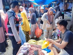 Pengamanan Pasar Lamuru, Polisi Hadir Berikan Rasa Aman kepada Masyarakat.