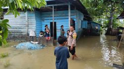 Aipda Hamdan Sigap Pantau Kondisi Banjir di Waetuwo, Warga Diminta Tetap Waspada
