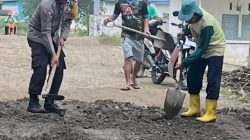 Bhabinkamtibmas Aipda Junaid Gotong Royong bersama Warga Perbaikan Jalan Desa