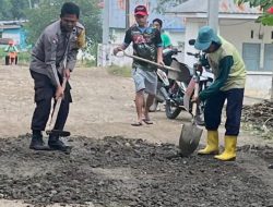 Bhabinkamtibmas Aipda Junaid Gotong Royong bersama Warga Perbaikan Jalan Desa