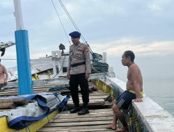 Kanit Harkan Kapal Satpolairud Polres Bone Lakukan Polmas Perairan di Pelabuhan Rakyat Bajoe
