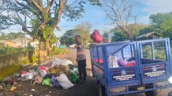 Polisi dan Satgas Bersinergi, Bripka Sultan Pimpin Kerja Bakti Bersihkan Jalur Dua Maloi