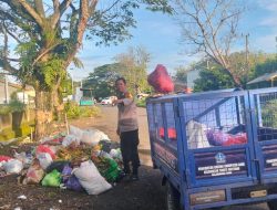 Polisi dan Satgas Bersinergi, Bripka Sultan Pimpin Kerja Bakti Bersihkan Jalur Dua Maloi