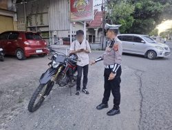 Dengan Pendekatan Edukatif, Satlantas Polres Bone Tegur Pelanggar Demi Keselamatan