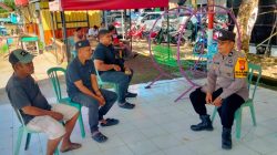 Bhabinkamtibmas Duduk Santai Bersama Warga, Bahas Kamtibmas Agar Tetap Kondusif