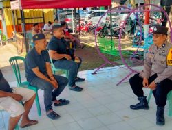 Bhabinkamtibmas Duduk Santai Bersama Warga, Bahas Kamtibmas Agar Tetap Kondusif