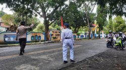 Bhabinkamtibmas Polsek Barebbo Laksanakan Pengaturan Lalin di Depan SMPN 1 Apala