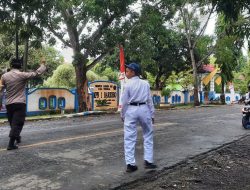 Bhabinkamtibmas Polsek Barebbo Laksanakan Pengaturan Lalin di Depan SMPN 1 Apala