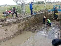 Bhabinkamtibmas Polsek Awangpone Bersama Dinas Pengairan Dan Masyarakat Laksanakan Kerja Bakti Pembersihan Irigasi