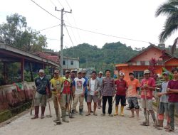 Bhabinkamtibmas Polsek Bontocani Bripka Arman Bantu Warga Desa Bontojai Membuka Jalan Baru