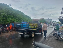 Personel Polsek Awangpone Laksanakan Patroli dan Pengamanan Pasar Paccing Antisipasi Jalan Licin Akibat Curah Hujan Tinggi