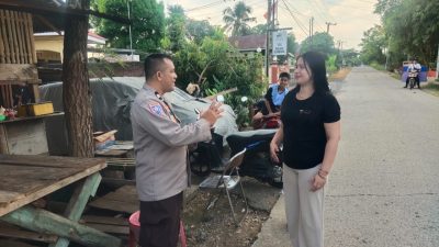 Jalin Silaturahmi, Personel Polsek Cenrana Berdialog Dengan Warga Sekitar Kantornya