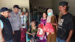 Humanis dan Responsif, Bhabinkamtibmas Dampingi Penyaluran Bantuan Bencana di Masumpu