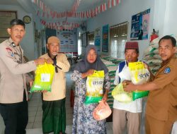 Aiptu Baso Halim Kawal Penyaluran Bantuan Banjir untuk Warga Kelurahan Bajoe