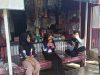 Bhabinkamtibmas Senyum Sapa Siswi Pelajar yang Asik Duduk di Depan Kios