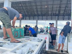 Jaga Kondusifitas Saat Berlangsungnya Bongkar Muat Ikan, Satpolairud Polres Bone Lakukan Pengawasan PPI Lonrae