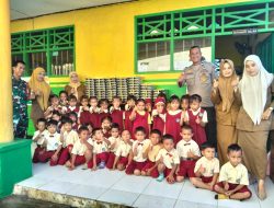 Kanit Binmas Polsek Barebbo Bersama Babinsa Pantau Pendistribusian MBG di TK Primadona Corawali