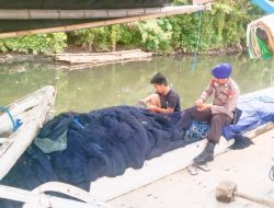 Kasubnit Binmas Air Satpolairud Polres Bone Bantu Nelayan Jahit Jaring Ikan Diatas Kapal