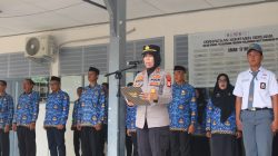 Kapolsek Lamuru Jadi Pembina Upacara Bendera Hari Senin di UPT SMA Negeri 17 Bone
