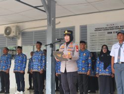 Kapolsek Lamuru Jadi Pembina Upacara Bendera Hari Senin di UPT SMA Negeri 17 Bone