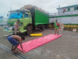 Personel Satpolairud Polres Bone Sambangi ABK Kapal Dan Buru Pelabuhan Saat Pantau Situasi Kamtibmas Pelabuhan Rakyat Bajoe