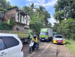 Kanit Intelkam Polsek Kajuara Aipda Sulkifli Pantau Langsung Penimbunan Jalan Rusak di Desa Gona