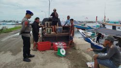 Lakukan Polmas Perairan, Personel Piket Satpolairud Polres Bone Beri Imbauan Kepada Nelayan Di PPI Lonrae