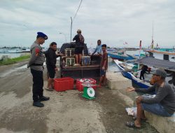 Lakukan Polmas Perairan, Personel Piket Satpolairud Polres Bone Beri Imbauan Kepada Nelayan Di PPI Lonrae
