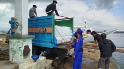 Satpolairud Polres Bone Sapa Nelayan Saat Pantau Situasi Kamtibmas Di PPI Lonrae