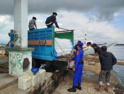 Satpolairud Polres Bone Sapa Nelayan Saat Pantau Situasi Kamtibmas Di PPI Lonrae