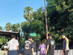 Bhabinkamtibmas Sambangi Warga Yang Sedang Bekerja dipinggir Jalan, Sampaikan Pesan Kamtibmas