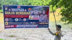 Kapolsek Lamuru Pasang Spanduk Imbauan Kamtibmas Antisipasi Banjir dan Tanah Longsor