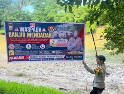Kapolsek Lamuru Pasang Spanduk Imbauan Kamtibmas Antisipasi Banjir dan Tanah Longsor