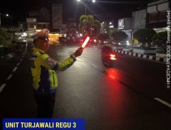 Personel Satlantas Polres Bone Laksanakan Blue Light Patrol