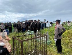 Kapolsek Awangpone Bertindak Selaku Perwira Upacara Pada Pemakaman Purnawirawan Polri AKP (Purn.) H. Djumari