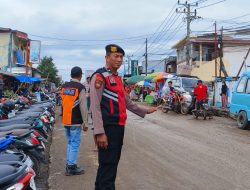 Antisipasi Kemacetan di pasar,Kanit Samapta Polsek Kahu Laksanakan Pengaturan lalin