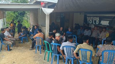 Kapolsek Ponre didampingi bhabinkamtibmas melayat ke rumah salah seorang warga desa Bolli yang sedang berduka