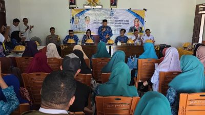 Bhabinkamtibmas Polsek Ajangale Hadiri Kegiatan Layanan Rujukan Keluarga dan Pembagian Sembako di Desa Pacciro