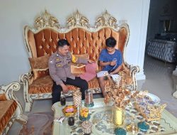 Lakukan Sambang, Bhabinkamtibmas ini Tingkatkan Kehadirannya di Desa Binaan 