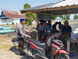 Anggota Satpolairud Polres Bone Rutin Pantau Kamtibmas Wilayah Pesisir, Mendekatkan Diri Dengan Masyarakat Nelayan Sekaligua Menyampaikan Kamtibmas Perairan