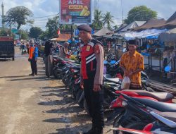 Urai Kemacetan di pasar Palattae, Kanit Samapta Polsek Kahu laksanakan pengaturan