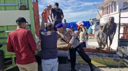Kanit Harkan Kapal Satpolairud Polres Bone Pantau Aktivitas Kru Kapal Barang, Berikan Himbauan Ini