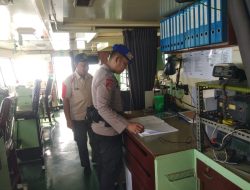 Satpolairud Polres Bone Pastikan Kelengkapan Dan Kelayakan Kapal Ferry Sebelum Berlayar