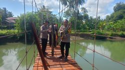Personel Polsek Awangpone Bersama Brimob Lanjutkan Rehabilitasi Jembatan Gantung di Desa Kading